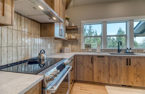 Redmond House | Golf-Front Luxury | 3 King Suites | Private Hot Tub | Eagle Crest Resort