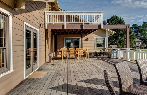 Mendocino House | Gorgeous Home with a Deck & Garden - Walk to the Beach & Lighthouse