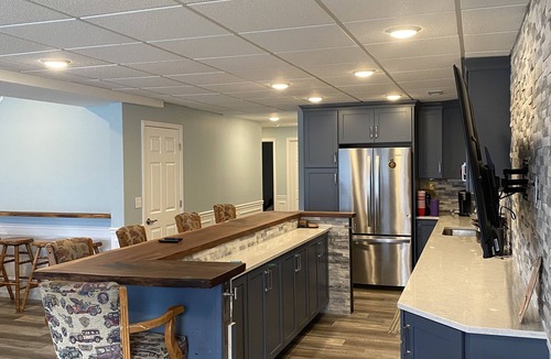 Sister Lakes House | Gorgeous New Home - 4,500sq -ft7 Bed Rm-5Bath 2 Fireplace -3 65” TV’s large Bar