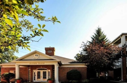 Mishawaka House | Group Vacation! 2 Units Close to University Park Mall! W/ Pool Access & Parking!