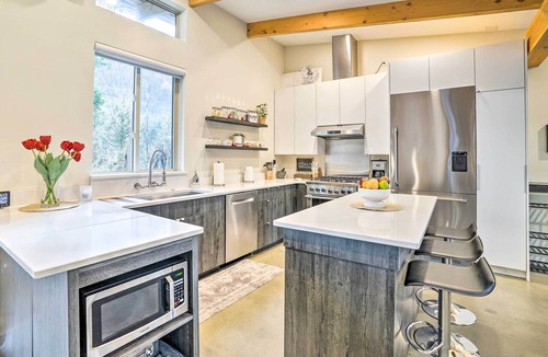 Gold Bar Cottage | Heated Swim Spa! 15-acre Cabin on Skykomish River
