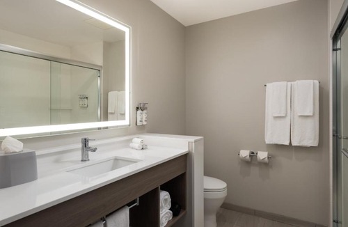 Harbor Hotel | Holiday Inn Express & Suites Hawaiian Gardens by IHG