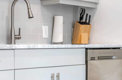 SoNo Apartment | King Studio Getaway! Prime Location, Balcony, Gym