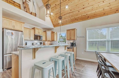 Miami Park House | Lake It Easy, Hot Tub, Fire Pit, Beach Access