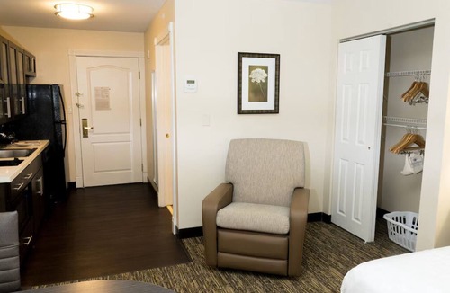 Stevensville Hotel | Lake Michigan Escape: Queen Suite & Gym