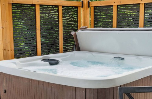 Table Rock House | Lakefront Rooftop Hangout Hot Tub Fire Pit Arcades