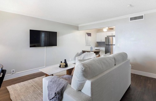 Rancho Oakey Apartment | Landing | Stylish 1BD, Gym