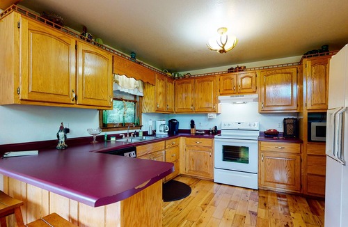 Morganton Cabin | Lovely dog-friendly cabin w/ lots of grassy space for kids + free WiFi & deck!