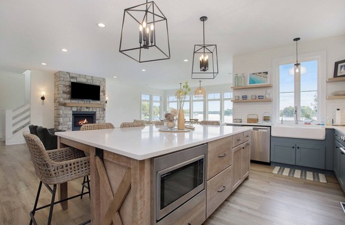 Sister Lakes Cottage | Luxe Magician Lake Family Retreat