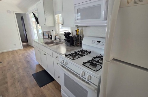 Pigeon Forge Cottage | Luxury 2BR Cottage w/King & Queen Beds
