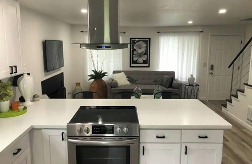 Everett House | Luxury Brand New Remodeled 3 Bedroom Duplex!