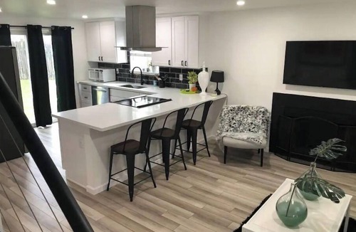 Everett House | Luxury Brand New Remodeled 3 Bedroom Duplex!