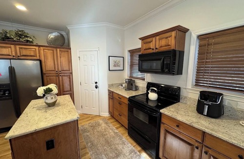 Bakersville Cabin | Luxury Cabin Near Asheville Creekside Hot Tub 3 King Suites Blue Ridge Mountains