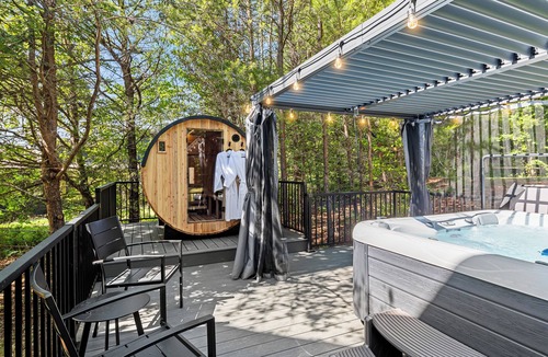 Leicester Cabin | Luxury Mountain Retreat Near Asheville | Hot Tub, Barrel Sauna, Fire Pit & Su.