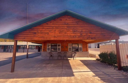 Onaway Cabin | Lyons in Onaway - 2 Full Beds - Room 7 - Sleeps 4