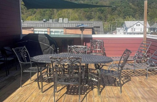 Edray Apartment | Modern 1BR Downtown | King Bed + Parking, Snowshoe