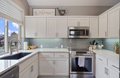Redmond House | Modern and Light! EV Charger, Pet Friendly, Community Hot Tub & Pool, Lakeside Sports Center, AC