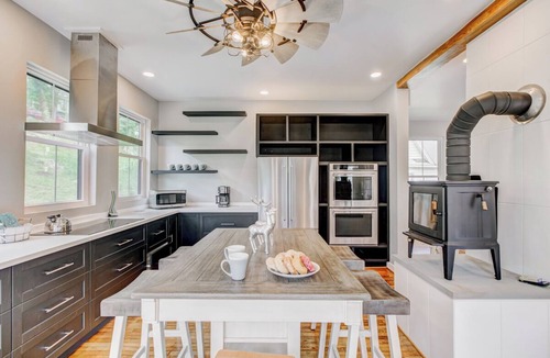 Hot Springs House | Modern Historic Farmhouse < .5 mi to Omni Homestead, Brewery + Fast Wifi!