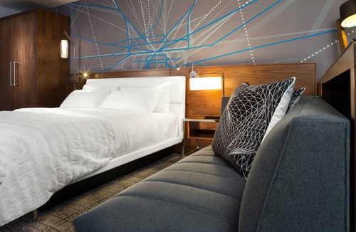 Dunwoody Hotel | Modern King Bed Suite with Living Area Close to Major Attractions in Atlanta