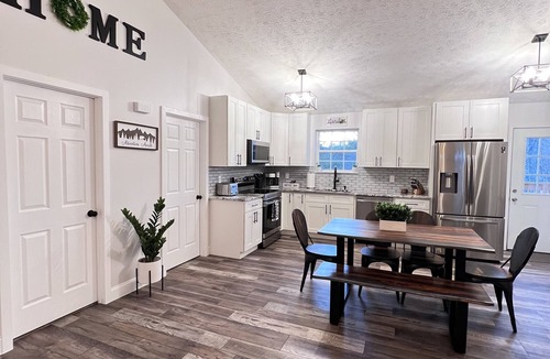 Pigeon Forge Cottage | Mountain View Modern Cottage in the Smokies W/Hot Tub, Newly Renovated.