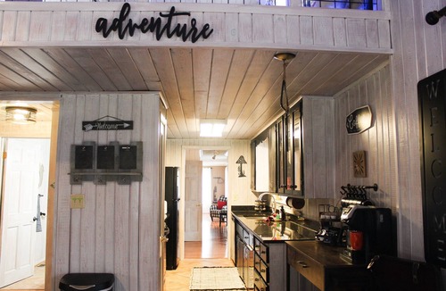 Raccoon Ridge Cabin | Neverland Escape | Riverfront, Hot Tub & Games
