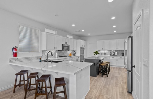 MacDonald Highlands House | NEW-5BDRM-All KING BEDS-Heated Pool-Vegas Theme