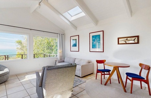 Mendocino House | Oceanfront cottage with beach views & deck