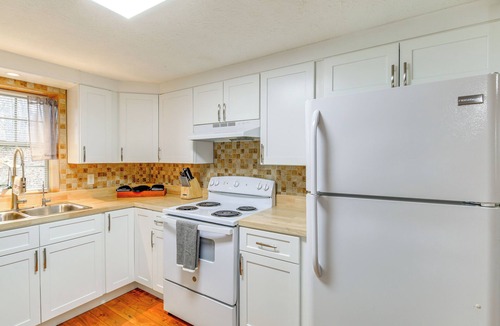 Abingdon Cottage | Peaceful South Holston Lake Cabin w/Dock & Deck!