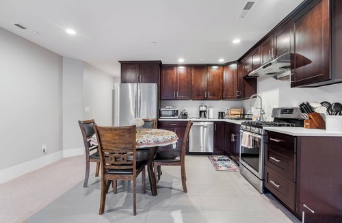 Lake Hills House | Private 2-bedroom Guest Suite w/Separate Entrance, AC & EV Charging. Bellevue