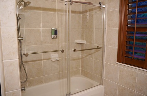 Snohomish Bed & Breakfast | Private Bedroom Fox Den w Hot Tub and Arcade