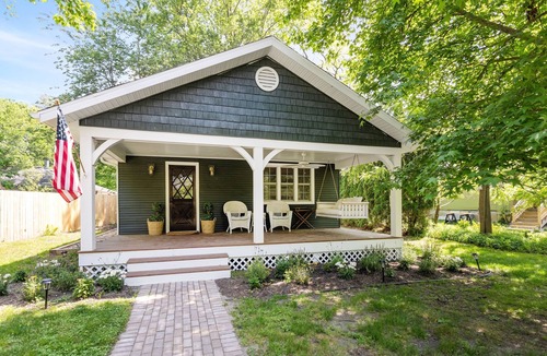 Lakeside House | Pro Designer Cottage, 4/10 Mile to New Circle Beach