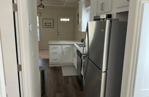 Crystal River Cottage | Quaint cottage tucked away in Crystal River. 1bed/1bath. Close to everything!