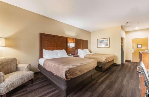 Flat Rock Hotel | Quality Inn & Suites Hendersonville - Flat Rock