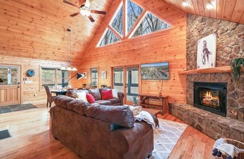 Blue Ridge Ski Chalet | Relaxing Cabin near Bear Claw Vineyard, Hot Tub, Game Room, Pet Friendly, sleeps10