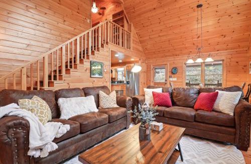 Blue Ridge Ski Chalet | Relaxing Cabin near Bear Claw Vineyard, Hot Tub, Game Room, Pet Friendly, sleeps10