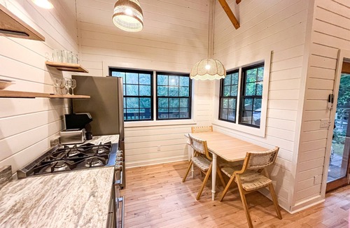 Bear Den Cabin | Renovated Cabin, Hot Tub Views!