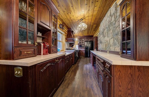 Mayfield Cabin | Secluded 10-Acre Riverfront Lodge. Pet-Friendly! Hot Tub!