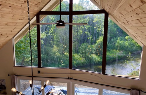 Thompsonville Cabin | Secluded Betsie River Cabin 3bd+2ba+Loft by Crystal Mtn,8acres,Porch,Fireplace!