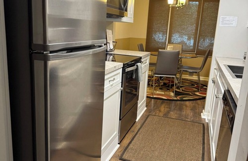 Helen Condo | Serene Luxury Condo! Low rent! High Speed WiFi! 2King Beds! Walk to Downtown!