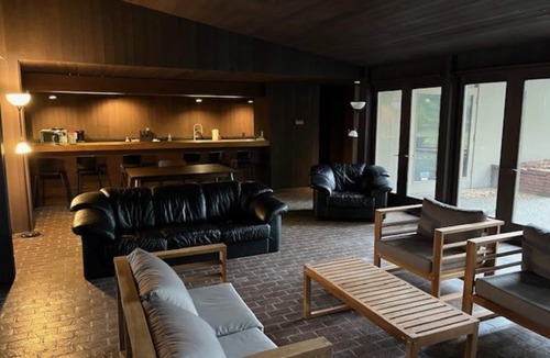 Salem House | Spacious Mid Century 5-bedroom house in S Salem with AC, WiFi, Pool, Bar Area