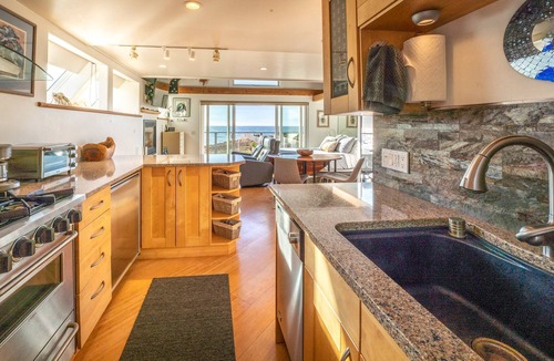 Fort Bragg House | Spectacular Oceanfront Studio with Hot Tub & Loft
