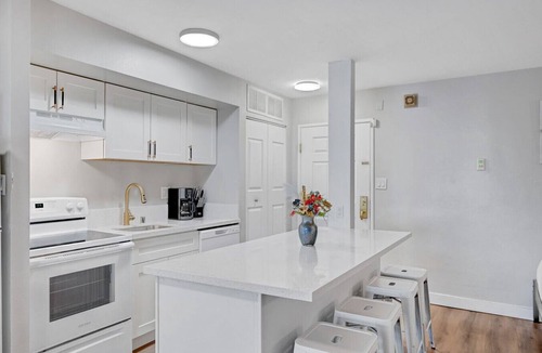 Las Vegas Strip Condo | Stay Together Suites - Stylish Condominium, Sleeps 9, Center Strip - Jockey Club