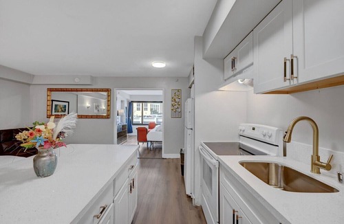 Las Vegas Strip Condo | Stay Together Suites - Stylish Condominium, Sleeps 9, Center Strip - Jockey Club