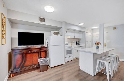 Las Vegas Strip Condo | Stay Together Suites - Stylish Condominium, Sleeps 9, Center Strip - Jockey Club