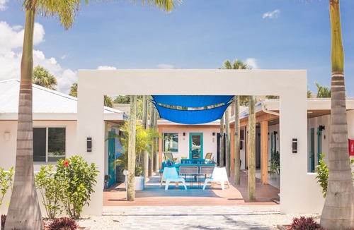 Sarasota Apartment | Studio apartment steps away from Lido beach