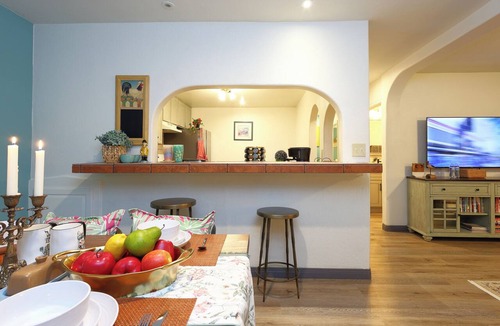 Santa Ana Apartment | Stylish 2B2B Hideaway 10 mins. drive to Disneyland