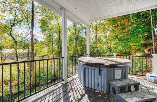 Suttons Bay House | Suttons Bay Lk House By Wineries: Hot Tub, Firepit