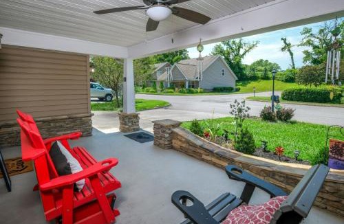 Pigeon Forge House | Sweet Pea Cottage Updated furnishings arcade game HOA Community Outdoor Pool