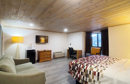 Pigeon Forge Hotel | Tennessee Mountain Lodge Riverside by OYO