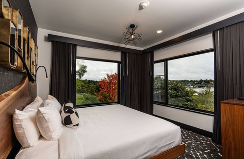 Charlevoix Hotel | The Earl